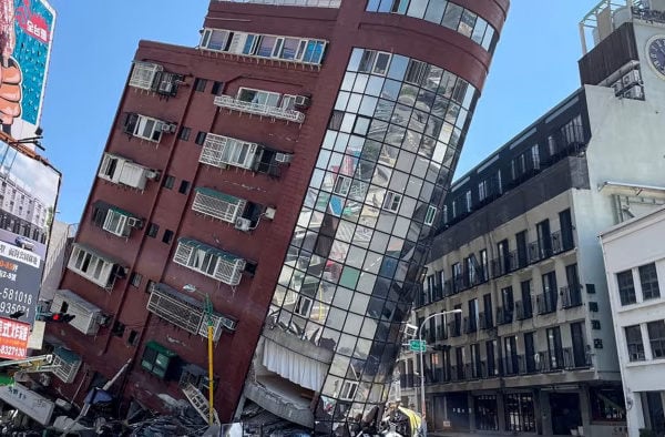 Taiwan building falling after earthquake